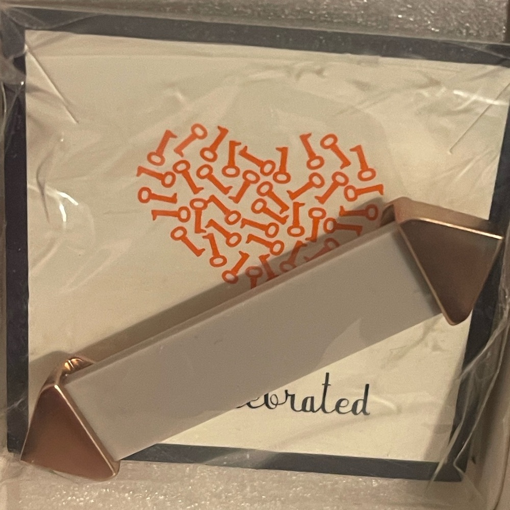 Keep Collective grey/Rose gold pin.